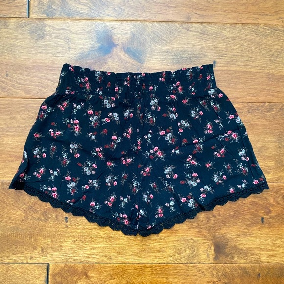 Ardene floral and lace shorts - Picture 2 of 4